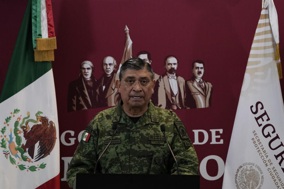 El secretario de Defensa de México, Luis Cresencio Sandoval, anuncia el arresto de Ovidio Guzmán durante una conferencia de prensa el jueves 5 de enero de 2023, en la Ciudad de México. Las fuerzas de seguridad mexicanas capturaron a Ovidio Guzmán, un presunto narcotraficante buscado por Estados Unidos y uno de los hijos del ex jefe del Cártel de Sinaloa, Joaquín "El Chapo" Guzmán, el jueves en una operación antes del amanecer que desencadenó tiroteos y bloqueos de carreteras en la ciudad de Culiacán. (AP Foto/Eduardo Verdugo)