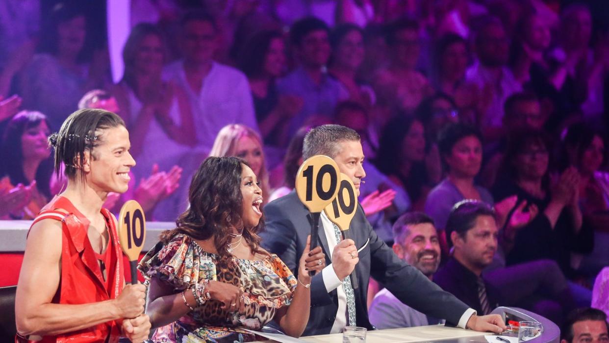 Die Jurymitglieder Jorge Gonzalez (l-r), Motsi Mabuse und Joachim Llambi bewerteten die Teilnehmer von Let's Dance. Die RTL-Tanzshow belegte bei den Einschaltquoten den zweiten Platz. Foto: Rolf Vennenbernd