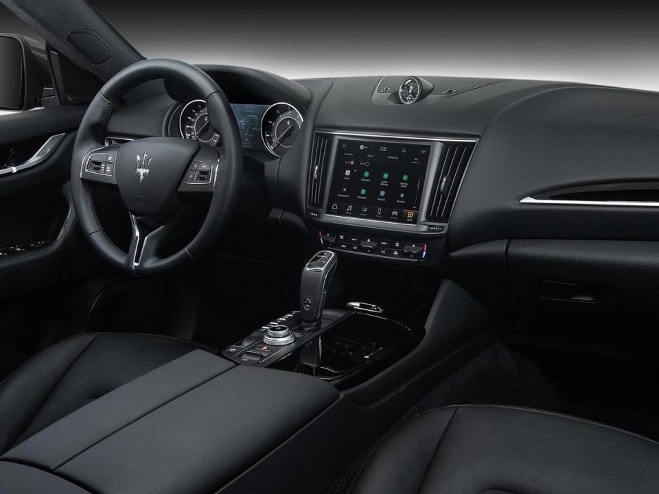 登入車室，置於儀表檯中央的嶄新Maserati Intelligent Assistant (MIA) 系統，以及全新打造的數位儀錶板，立刻成為目光焦點。