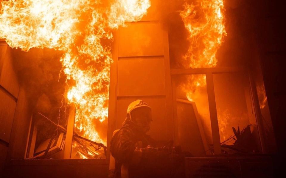 Пожарный тушит пожар после терактов в Одессе