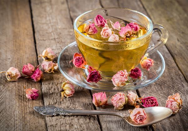 「陳皮玫瑰茶」的材料有乾燥玫瑰花苞8小朵、陳皮1錢。一同沖泡成茶飲飲用，不但能發揮芳香理氣的好處，對於抒解肝鬱、放鬆心情也有一定助益。