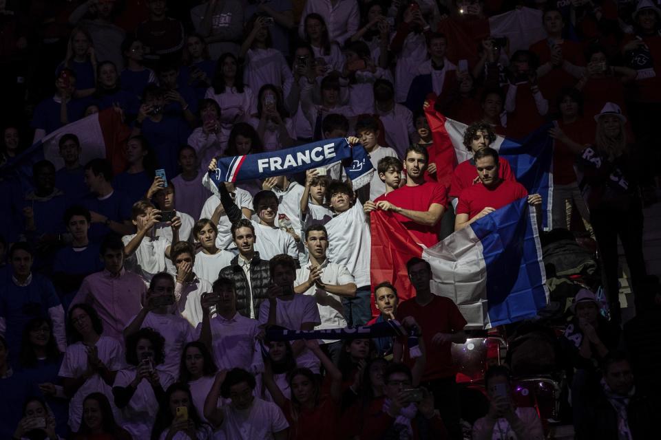 EDS NOTE : SPANISH LAW REQUIRES THAT THE FACES OF MINORS ARE MASKED IN PUBLICATIONS WITHIN SPAIN France supporters cheer during the Davis Cup tennis match between Jo-Wilfried Tsonga and Serbia's Filip Krajinovic in Madrid, Spain, Thursday, Nov. 21, 2019. (AP Photo/Bernat Armangue)