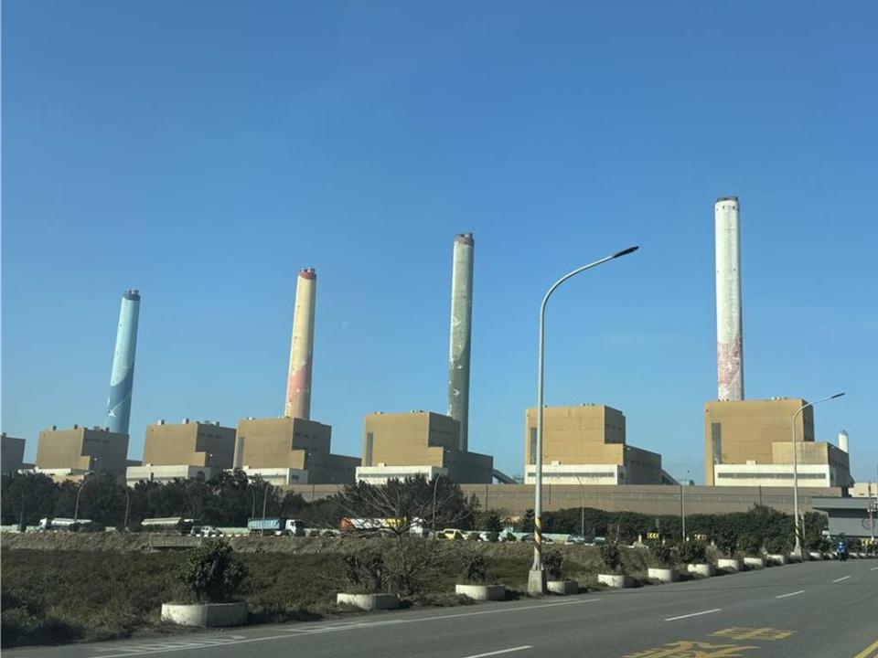 台中火力發電廠1日上午傳出燃煤機氨氣外洩，緊急疏散人員。對此，中火向其他媒體澄清，是設備氣體外洩，約20分鐘即處理完，無設備損毀，人員也安全無傷亡；本報記者致電詢問，尚無得到回應。（潘虹恩攝）