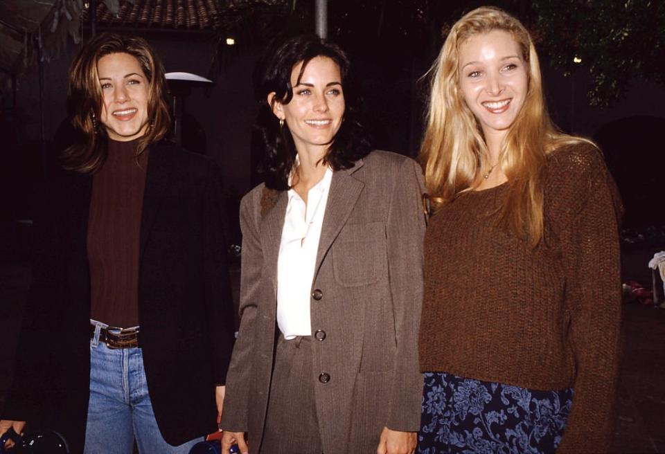 Jennifer Aniston, Courteney Cox y Lisa Kudrow en los 90. Hello Giggles