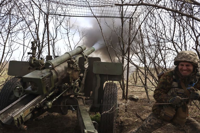 Un soldado ucraniano dispara un obús contra posiciones rusas cerca de Kremenna, en la región de Luhansk, Ucrania, el miércoles 5 de abril de 2023. 