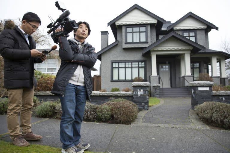 Journalistes outside the Vancouver home of Huawei executive Meng Wanzhou on December 12, 2018