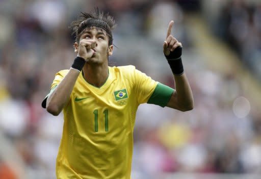 El atacante brasileño Neymar festeja un gol ante Honduras, en partido por los cuartos de final del torneo olímpico disputado el 04 de agosto de 2012 en Newcastle. (AFP | graham stuart)