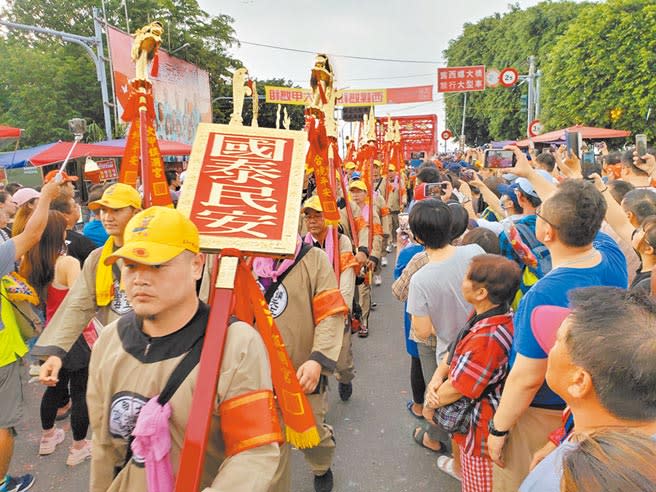 大甲媽祖神轎在13日下午5點抵達西螺大橋端，西螺信徒擠得水洩不通，爭相拿手機拍照。（周麗蘭攝）