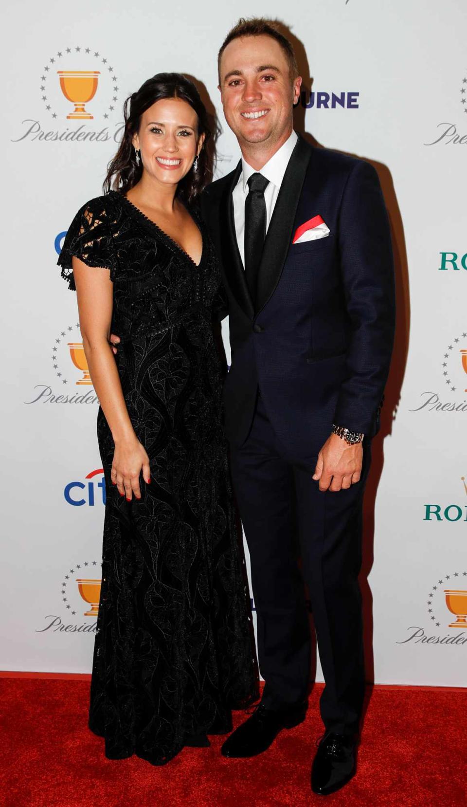 Justin Thomas y su compañera Jillian Wisniewski en la alfombra roja antes de la Copa Presidentes en el Royal Melbourne Golf Club el 10 de diciembre de 2019 en Melbourne, Australia