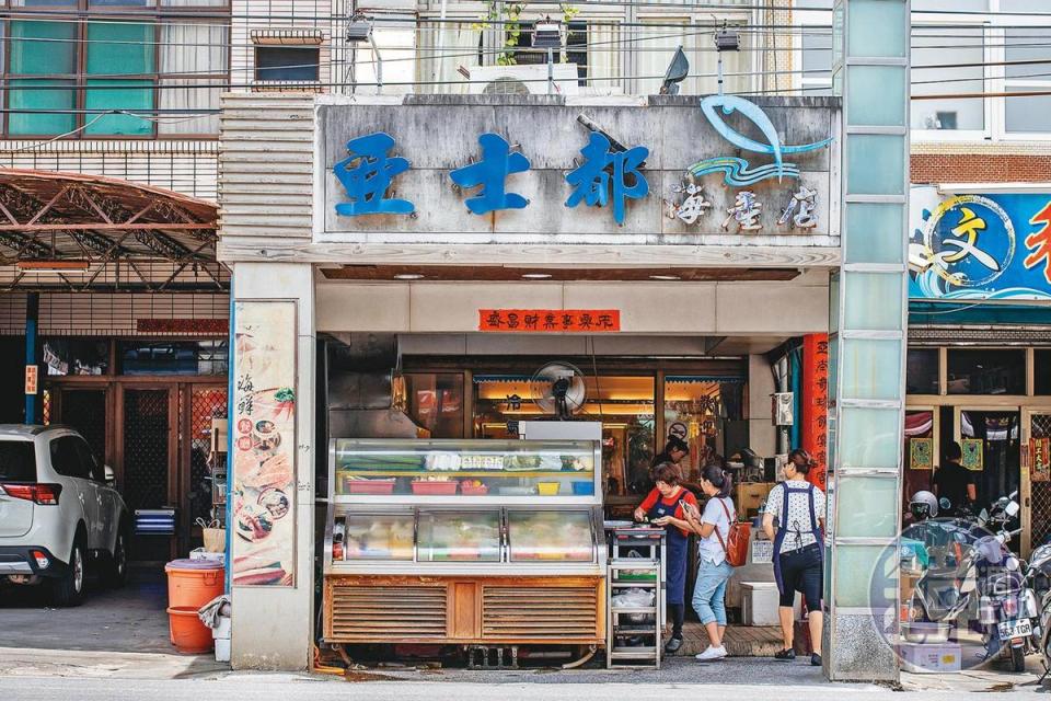 「亞士都海產店」是東港老字號的海鮮餐廳。
