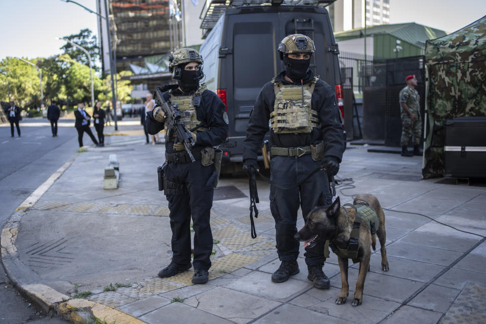 Policías hacen guardia afuera del Hotel Sheraton durante la Cumbre de la Comunidad de Estados Latinoamericanos y Caribeños (CELAC) en Buenos Aires, Argentina, el martes 24 de enero de 2023. (AP Foto/Gustavo Garello)