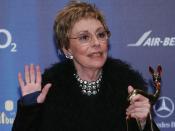 <p>Sie wurde auf der ganzen Welt bei ihren Tourneen gefeiert, Millionen von TV-Zuschauern sahen ihre Personality-Shows, ehe sich Caterina Valente in den 90er-Jahren langsam aus dem Showbusiness verabschiedete. Einer ihrer letzten Auftritte hatte sie, als sie 2005 den Ehren-Bambi für ihr Lebenswerk entgegennahm, seitdem lebt die 93-Jährige zurückgezogen in Lugano. (Bild: Sean Gallup / Getty Images)</p>