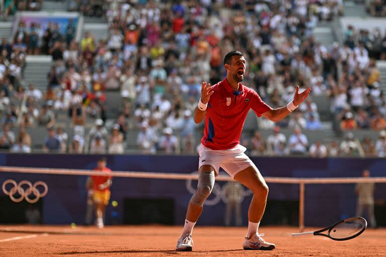 Oro para Novak Djokovic; el serbio se emociona tras vencer al español Carlos Alcaraz en la final del singles masculino en el estadio Philippe-Chatrier 