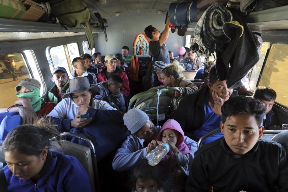 Migrantes de la caravana de América Central que busca llegar a Estados Unidos abordan autobuses en La Concha, México, el miércoles 14 de noviembre de 2018. (AP Foto/Rodrigo Abd)