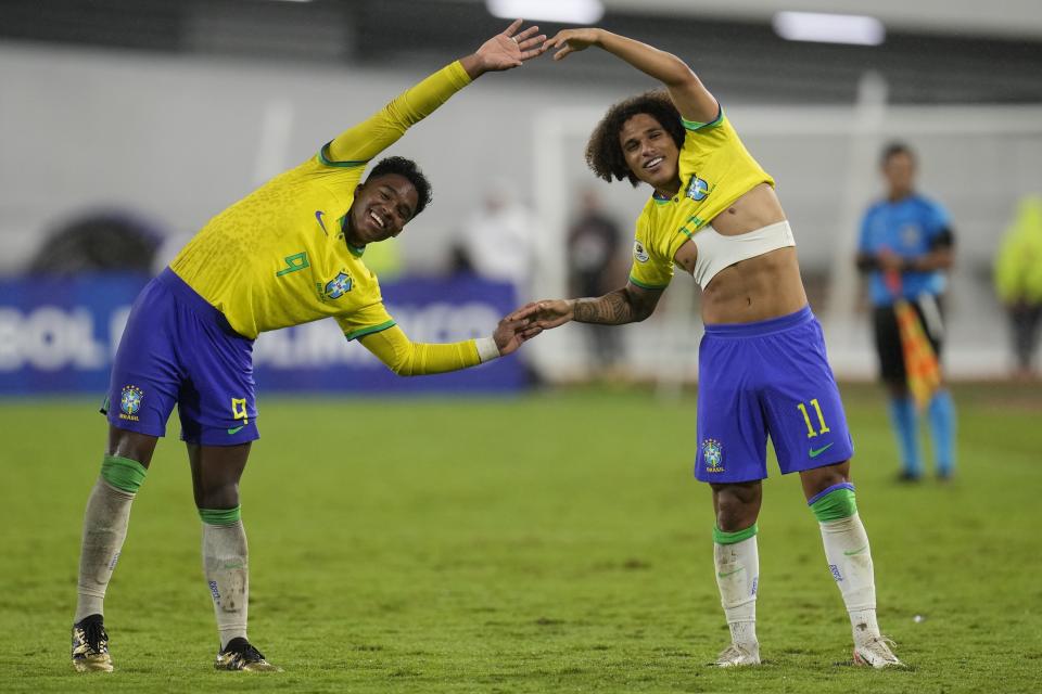 Biro (derecha) festeja con Endrick, su compañero de la selección brasileña, tras marcar ante Venezuela en el Preolímpico Sudamericano en Caracas, el jueves 8 de febrero de 2024 (AP Foto/Matias Delacroix)