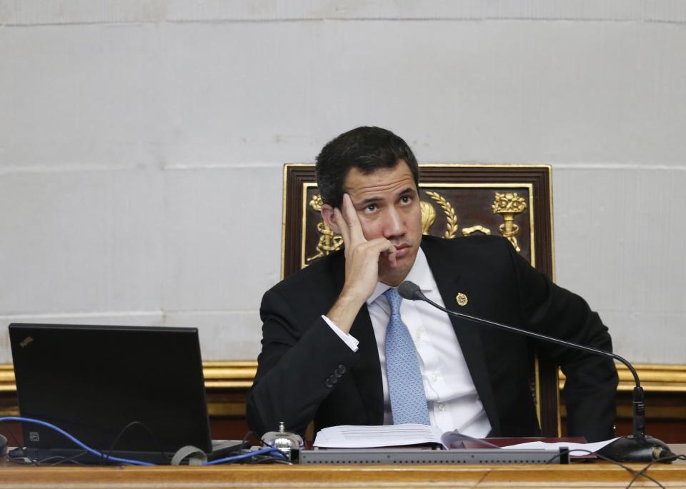 El autoproclamado presidente interino de Venezuela, Juan Guaidó, asiste a la sesión semanal de la Asamblea Nacional en Caracas, 1 de octubre de 2019. Las autoridades venezolanas prohibieron el sábado 12 de octubre el ingreso al país del presidente electo de Guatemala, Alejandro Giammattei, quien tenía previsto visitar Caracas para reunirse con Guaidó. (AP Foto/Ariana Cubillos)