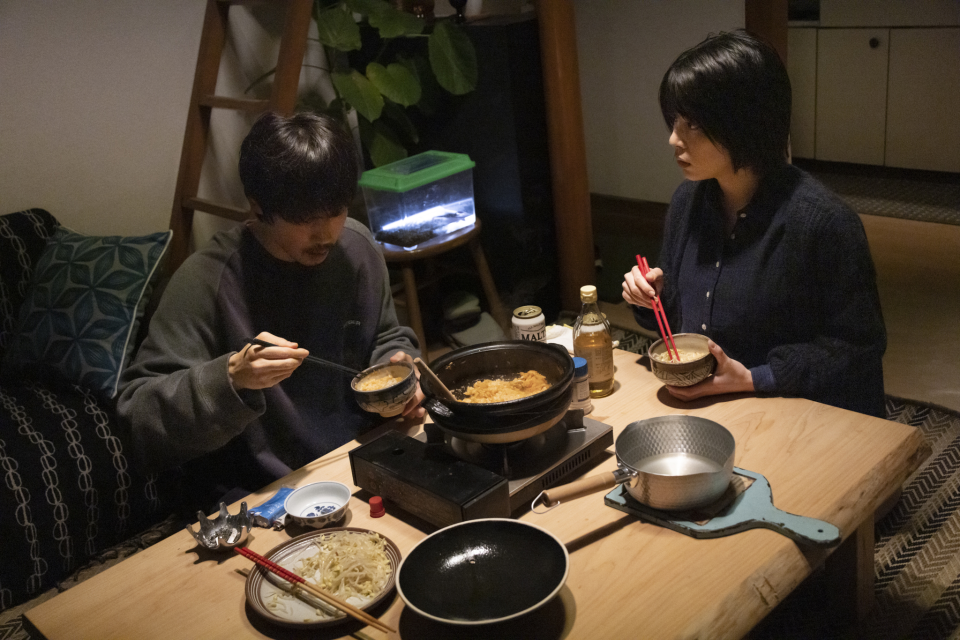 片中綾野剛（左）與佐藤穗奈美（右）從導演與女演員變成男女朋友，更同居數年。（中影國際提供）