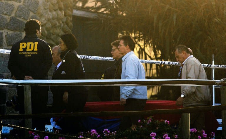 Relatives carry a coffin with the remains of Chilean poet Pablo Neruda, in Isla Negra on April 8 , 2013