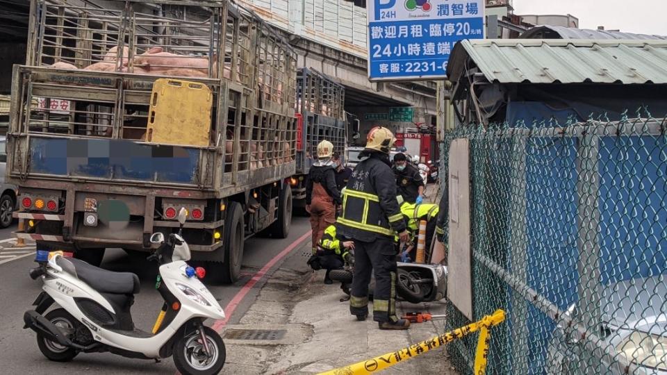 機車騎士遭撞後慘遭車輪輾壓（圖／翻攝自記者爆料網）