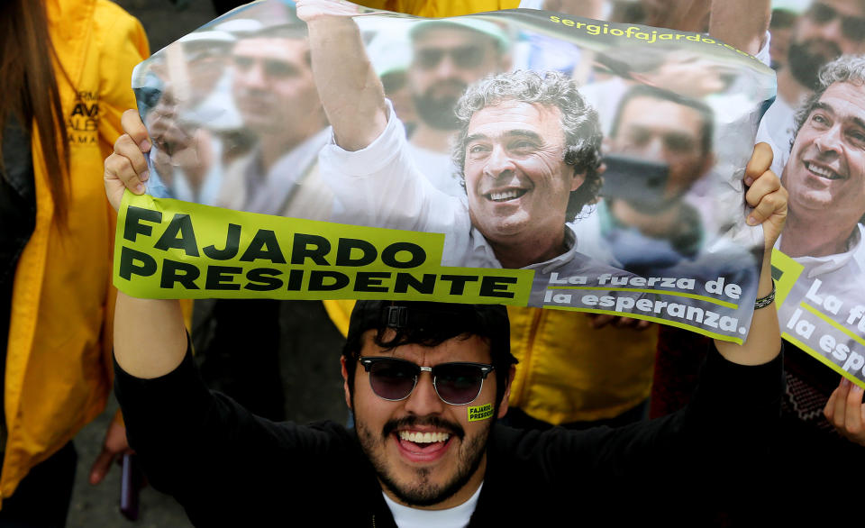 Seguidores del candidato a la presidencia de Colombia Sergio Fajardo, de la Coalición Colombia, durante una caminata en Bogotá (Colombia). Las elecciones presidenciales en Colombia se llevarán a cabo el 27 de mayo (Foto EFE/Leonardo Muñoz).