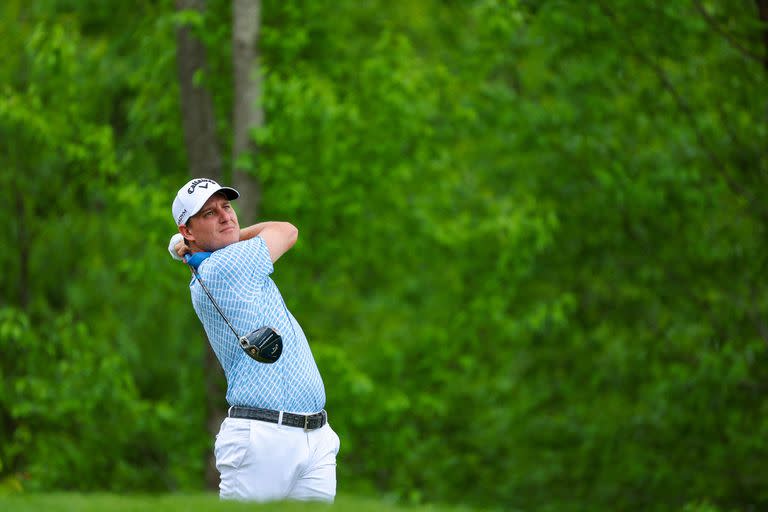 ROCHESTER, NEW YORK - MAY 19: Emiliano Grillo of Argentina plays his shot from the fourth tee during the second round of the 2023 PGA Championship at Oak Hill Country Club on May 19, 2023 in Rochester, New York.   Kevin C. Cox/Getty Images/AFP (Photo by Kevin C. Cox / GETTY IMAGES NORTH AMERICA / Getty Images via AFP)