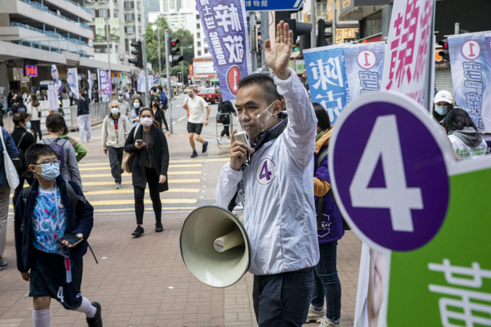 2021年12月19日，新界東北候選人黃頴灝在大圍站外拉票。