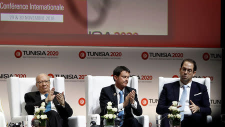 Tunisia's President Beji Caid Essebsi (L), French Prime Minister Manuel Valls (C) and his Tunisian counterpart Youssef Chahed applaud durring the opening of international investment conference Tunisia 2020, in Tunis, Tunisia November 29, 2016. REUTERS/Zoubeir Souissi