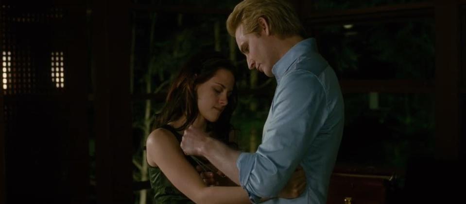 Carlisle suturing up Bella's arm