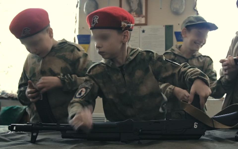 In der russischen Junarmija werden bereits Kinder an Waffen ausgebildet. (Bild: ZDF / Ksenia Bolchakova)