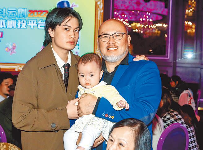 劉亮佐（右）帶著兒子劉子銓、典典寶寶一起出席第六屆筋斗云創劇本創投平台發布會。（粘耿豪攝）