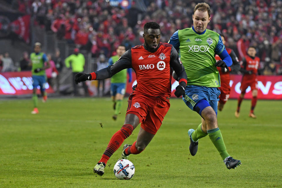 TORONTO ON, - DECEMBER 09: Toronto FC Forward Jose Altidore (17) fight for the ball with Seattle Sounders Defender Chad Marshall (14) during the MLS CUP Finals between the Seattle Sounders and Toronto FC on December 9, 2017 at BMO Field in Toronto, ON. (Photo by Gerry Angus/Icon Sportswire via Getty Images)