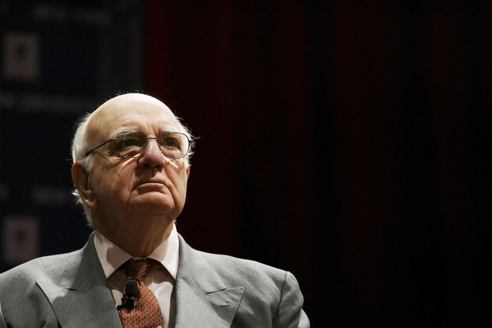 Former Chairman of the Federal Reserve Paul Volcker listens to an introduction before he addresses an audience regarding multilateralism and global issues at New York University March 25, 2009.  REUTERS/Lucas Jackson (UNITED STATES POLITICS BUSINESS)