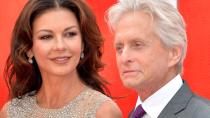 Auf den Tag genau 25 Jahre trennen Catherine Zeta-Jones und ihren Ehemann Michael Douglas: Beide wurden an einem 25. September geboren, sie 1969, er 1944. In 17 Jahren Ehe überstanden die beiden Schauspieler einige Krisen: 2010 erkrankte Douglas an Krebs, was seine Frau so mitnahm, dass sie eine Depression bekam. 2013 lebten die Hollywoodstars eine Weile getrennt, fanden aber 2014 wieder zusammen und sind nun nach eigenen Angaben "stärker denn je". (Bild: Anthony Harvey/Getty Images)