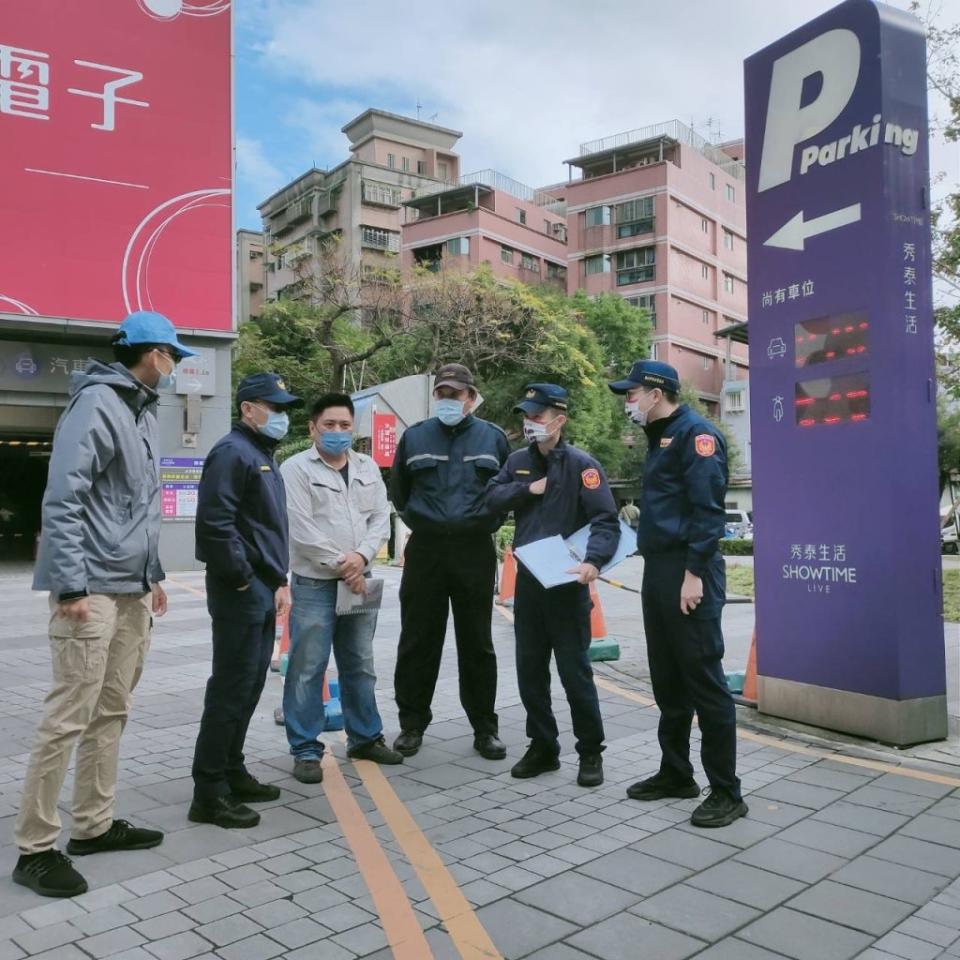 樹林警分局近日會同有關單位、轄內大型廟宇、傳統市場及各大賣場代表，針對樹林區年節期間易壅塞路段，以及觀光景點辦理相關協調及道路會勘。（樹林警分局提供）