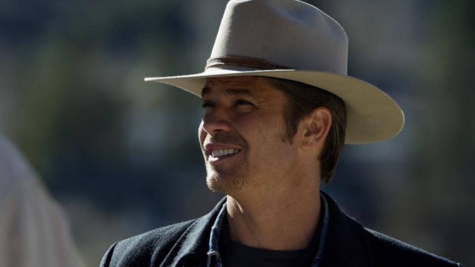 Raylan in cowboy hat outside in Justified finale