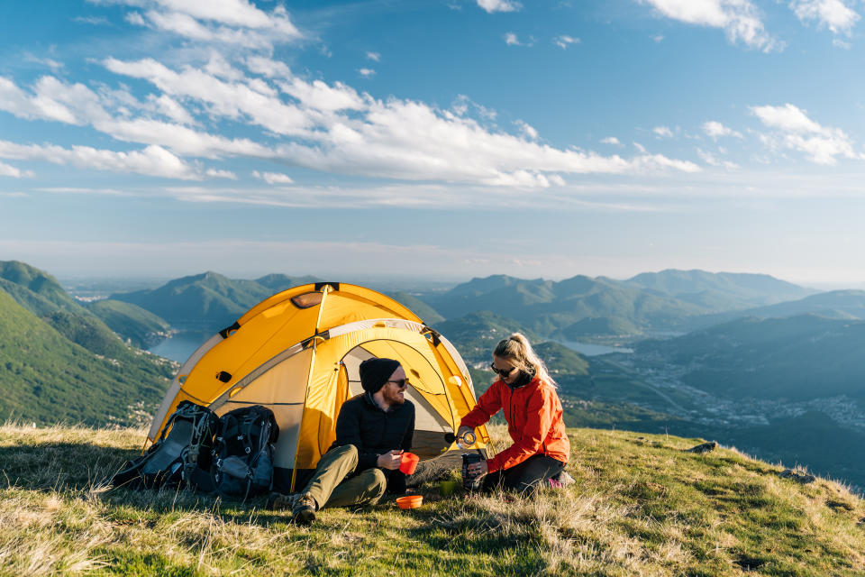 Campen ist kein Luxusurlaub – möglichst gut schlafen möchte man aber dennoch. Aufblasbare Camping-Matratzen sorgen für den nötigen Liegekomfort. (Bild: Getty Images)