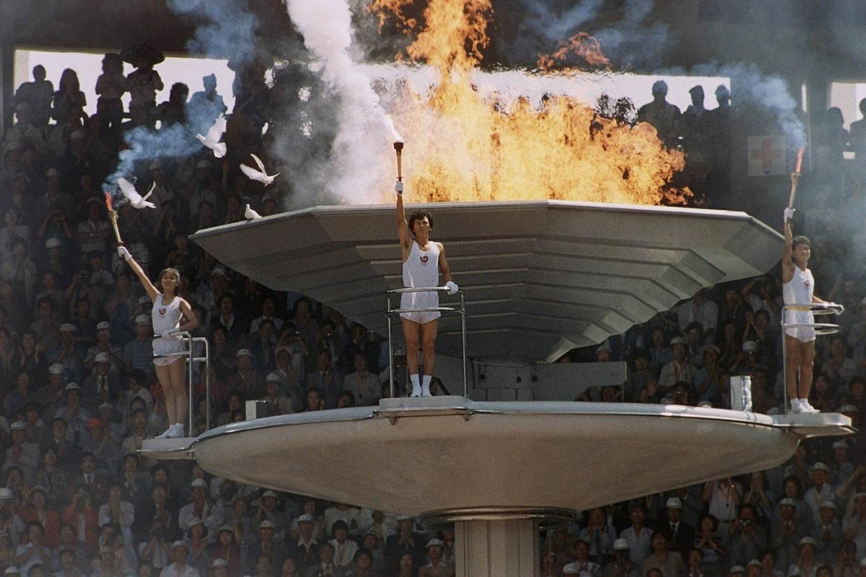 L’allumage de la vasque olympique, à Séoul, en 1988, a pris un tour cruel pour les colombes innocemment posées sur le bord…  - Credit:Michel Lipchitz/AP/SIPA