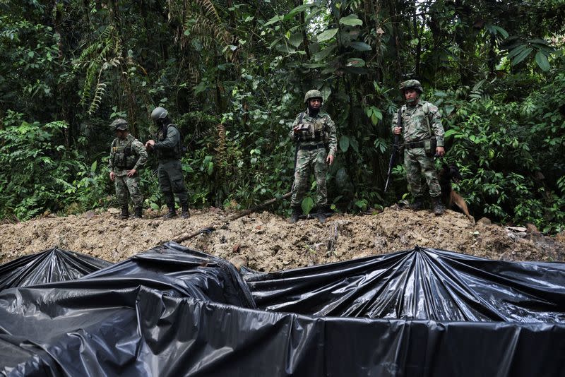 Foto de archivo. Soldados del Ejército colombiano patrullan una piscina improvisada de petróleo crudo robado de un oleoducto cercano por grupos ilegales para la producción de un combustible artesanal llamado "Pategrillo" utilizado para la producción de cocaína, en Tumaco