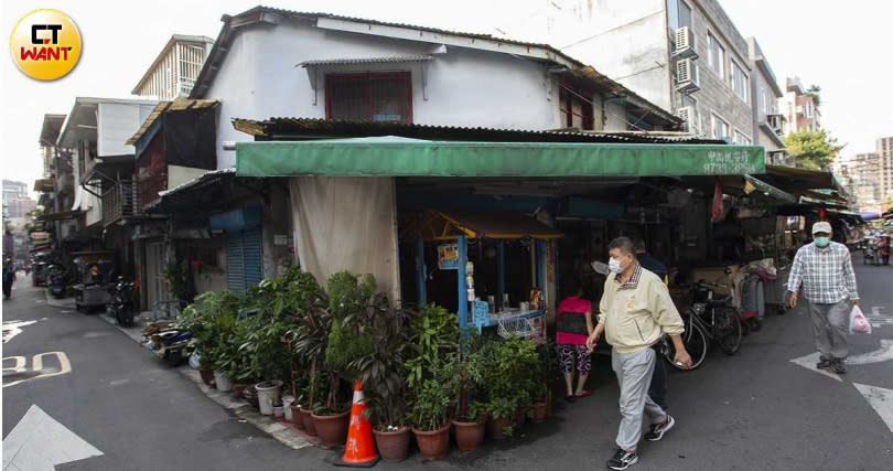 臨江街安置基地的土地產權分屬國產署與北市府，地上房屋產權則歸於住戶，國產署堅持以「市價」售地，以畫面中的這棟房屋為例，住戶粗估就需自籌2000萬買地，才可能都更。（圖／黃威彬攝）