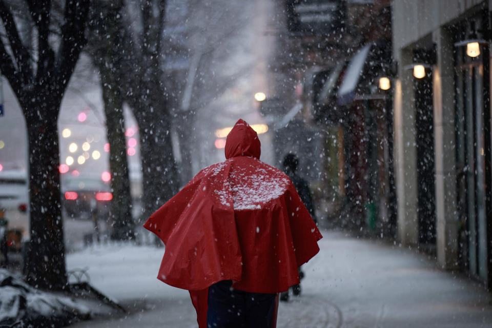 <p>Ein Mann in New York Citys Stadtbezirk Brooklyn trägt ein rotes Regencape, um sich vor dem Schneesturm, der im Nordosten der USA wütet, zu schützen. Es ist bereits der zweite „Nor’easter“ des Jahres – die Region ist zu dieser Jahreszeit häufig von großflächigen Stürmen betroffen. (Bild: Drew Angerer/Getty Images) </p>