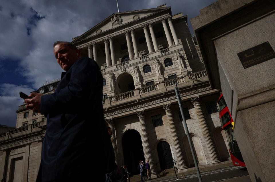 Un hombre se para fuera del Banco de Inglaterra en Londres, Gran Bretaña, el 28 de septiembre de 2022. REUTERS/Hannah McKay