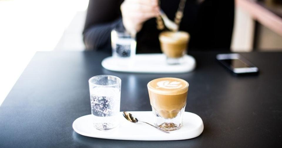 Gastos innecesarios como el café diario pueden representar un ahorro. Foto: Pixabay.