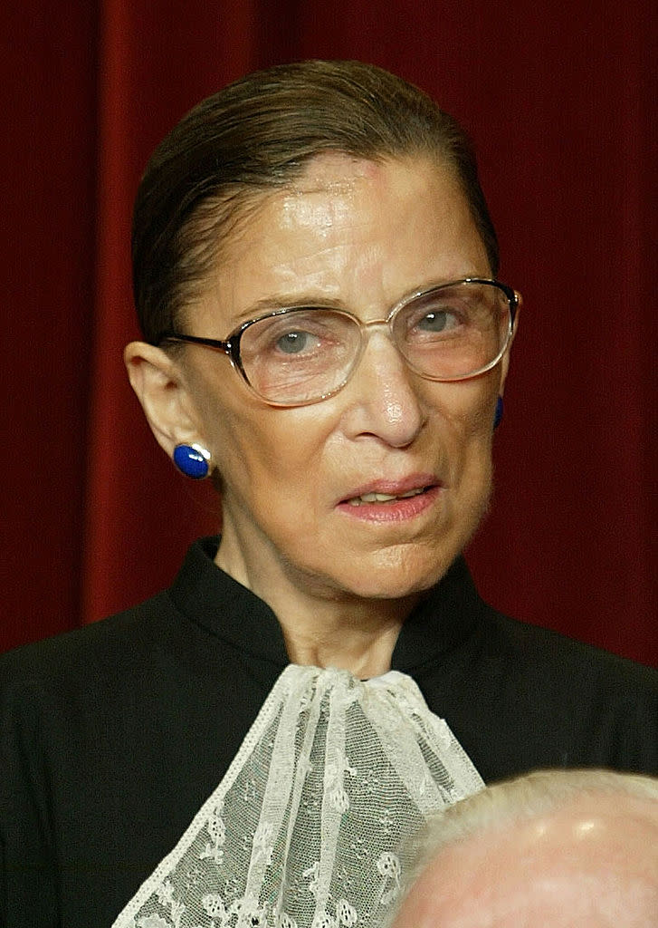 Hacia el final de su vida, Bader Ginsburg se convirtió en un ícono nacional. Debido en parte a su disidencia, una joven estudiante de derecho creó una cuenta de Tumblr dedicada a Ginsburg llamada Notorious RBG, un guiño al fallecido rapero The Notorious BIG. "Estaba más allá de mi imaginación más desvocada que algún día me convertiría en la Notorious RBG", dijo. "Ahora tengo 86 años y, sin embargo, gente de todas las edades quiere hacerse una foto conmigo".