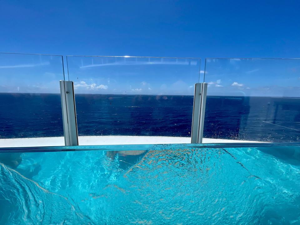 Ein Infinity-Pool auf dem Kreuzfahrtschiff mit Blick auf den Ozean.