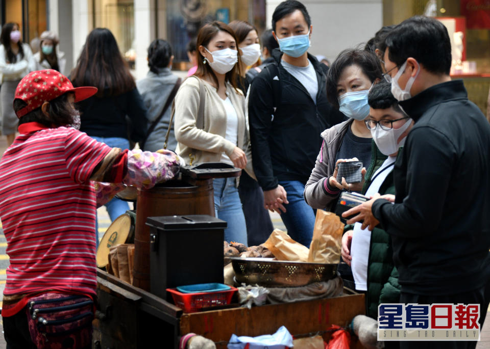 天文台提醒市民早上出門前記得帶多件褸，以免著涼。資料圖片