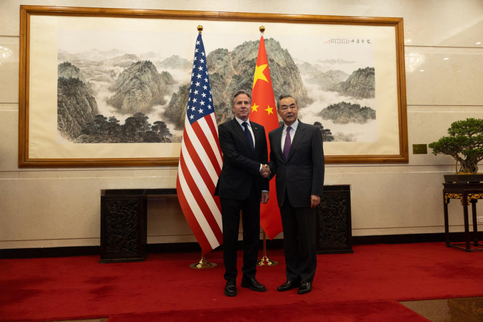 美國國務卿布林肯今日（26 日）在北京釣魚台國賓館與中國外交部部長王毅會晤。    （美國駐華大使館微博圖片）