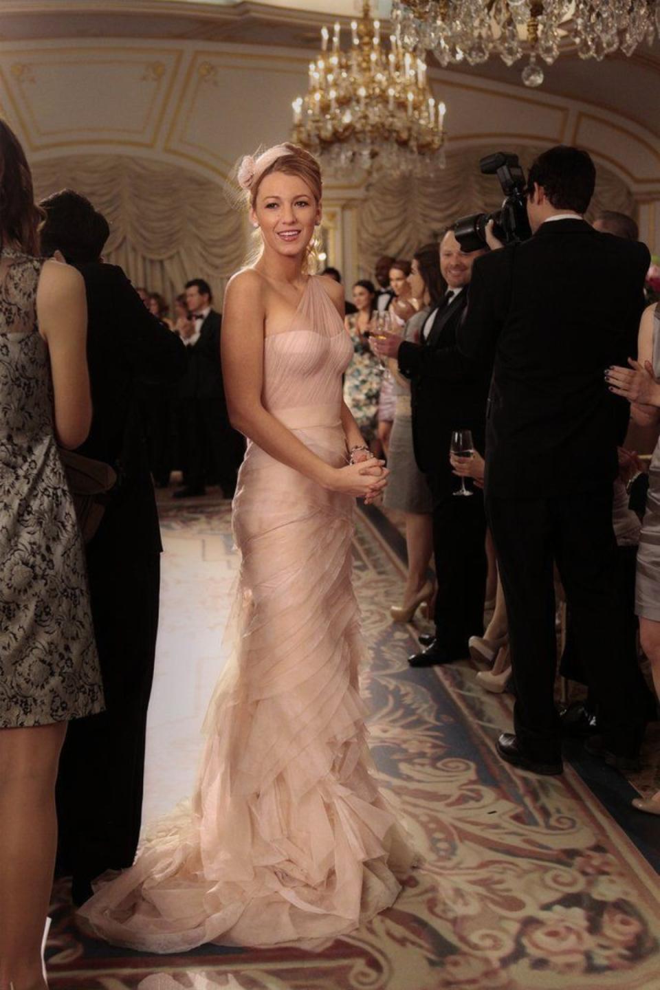 <p>En el segundo puesto se queda el personaje interpretado por Blake Lively. Serena van der Woodsen nos regaló varios looks para el recuerdo en una serie como ‘Gossip Girl’ donde la moda tenía casi tanta importancia como la historia. (Foto: The CW). </p>