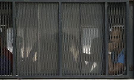 Cubans migrants board a bus while they are deported to Nicaragua at the immigration office in San Jose, Costa Rica, November 13, 2015. REUTERS/Juan Carlos Ulate