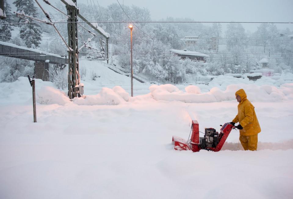 US weather: Major snowstorm expected to bring 'blizzard-like' conditions across nation and two feet of snow to New England