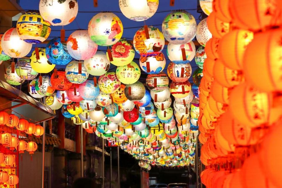新竹市文雅里富町燈節即日起展到3月6日、燈籠高掛感受濃濃傳統元宵燈節味。（記者曾芳蘭攝）